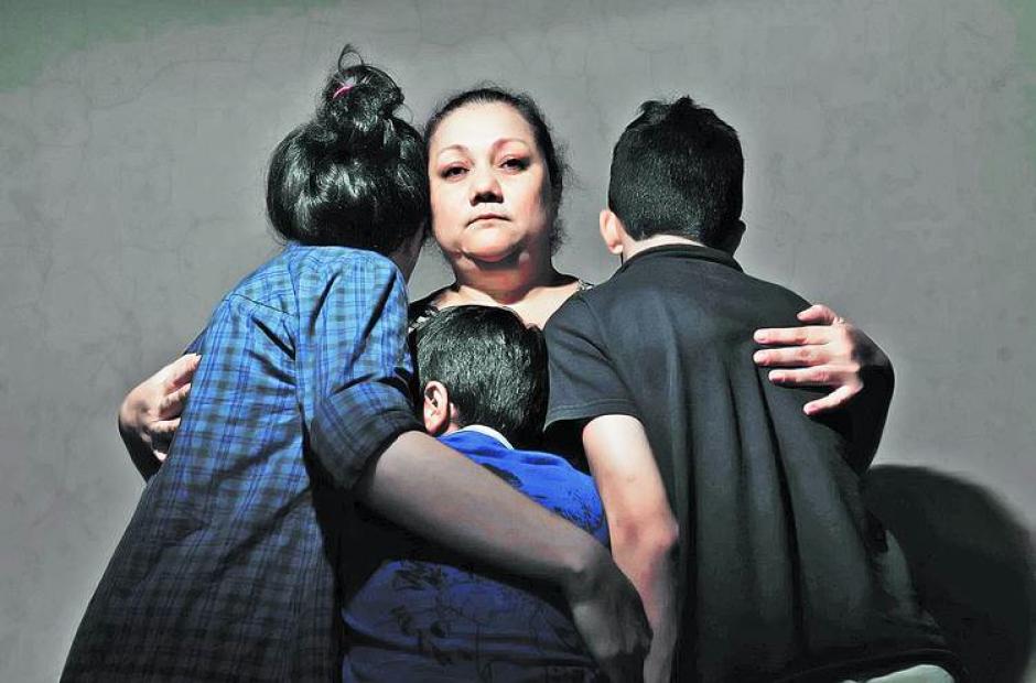 De los seis casos argentinos, hay uno que se asemeja al de Cristina Siekavizza: el de Marcela Monz&oacute;n, asesinada por su esposo luego de una discusi&oacute;n. El cuerpo nunca apareci&oacute;, pero el esposo fue condenado y los hijos de la pareja quedaron a cargo de su t&iacute;a Marita, quien los abraza en esta imagen. (Foto: Clar&iacute;n).