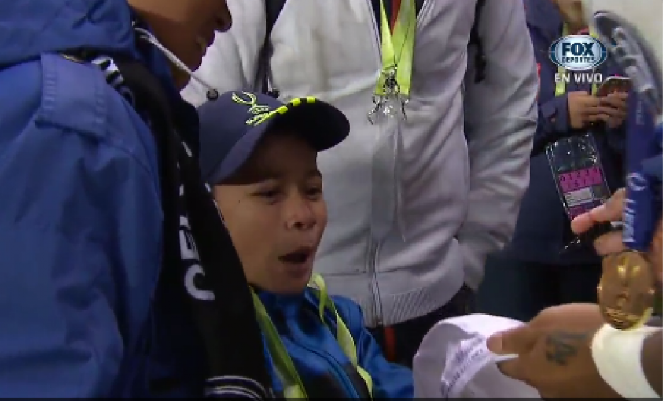 Este ni&ntilde;o no sal&iacute;a del asombro al estar tan cerca de Marcelo. (Foto: Captura de video)