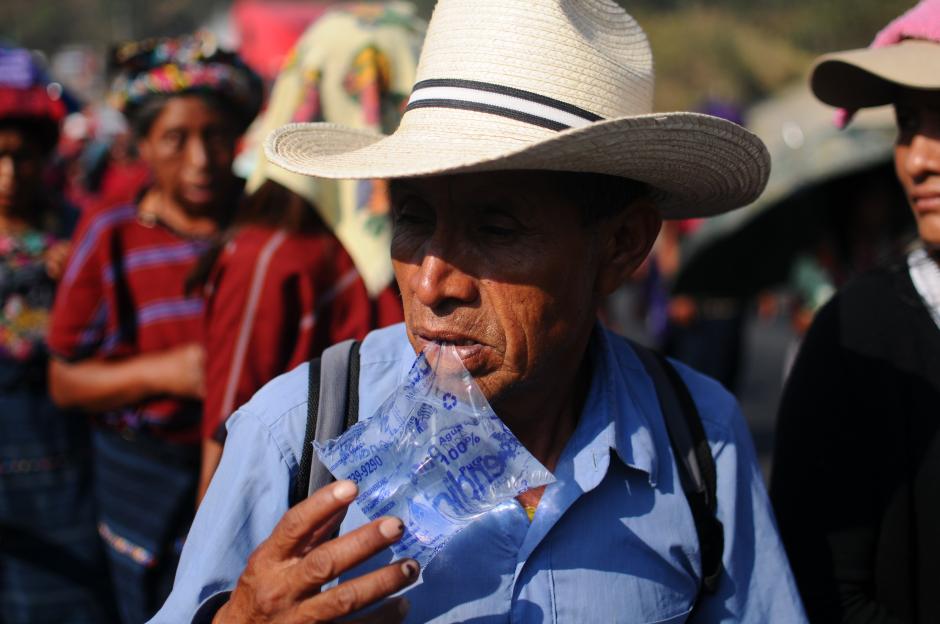 Los manifestantes se han unido a la marcha por distintos motivos. (Foto: Alejandro Bal&aacute;n/Soy502) 