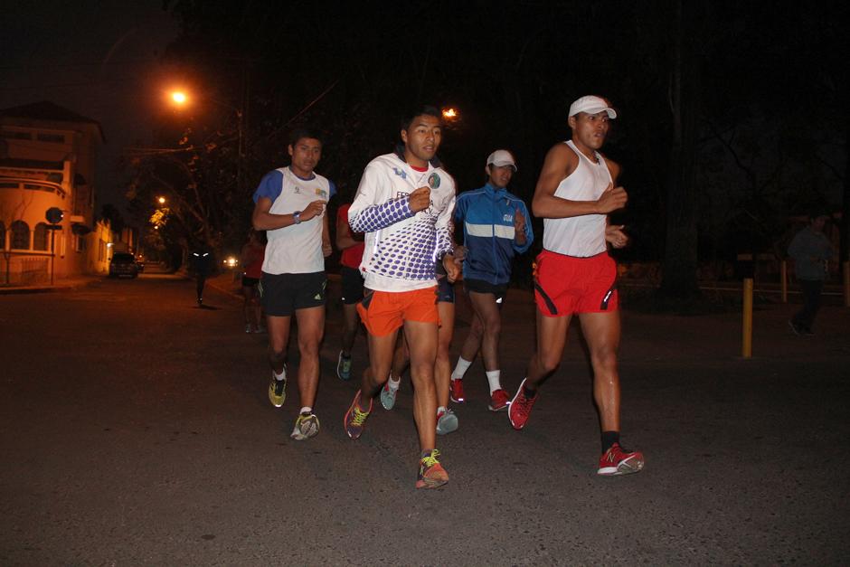 Ni la oscuridad de la madrugada detiene a los marchistas guatemaltecos, quienes desde la 4.30 am se entrenan en el circuito en la avenida Sime&oacute;n Ca&ntilde;as en la zona 2 capitalina. (Foto: Luis Barrios/Soy502)