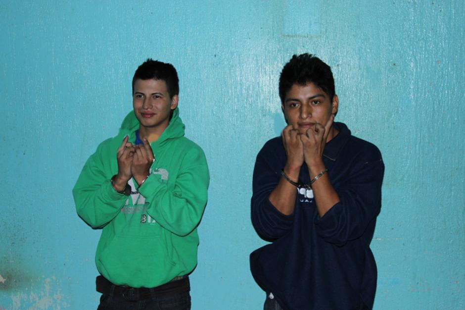 Estos dos j&oacute;venes son sospechosos de participar en el crimen contra las hermanas Oscal P&eacute;rez, estudiantes del INCA. Se hacen llamar "el Chicle" y "el Chino".&nbsp;(Foto: PNC)