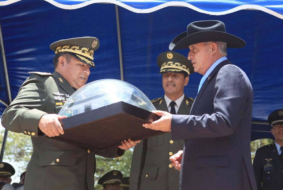 El presidente Otto P&eacute;rez Molina recibi&oacute; una maqueta a escala de las casas que el Ej&eacute;rcito construy&oacute; para las familias afectadas por los fuertes sismos de 2012 y 2014. (Foto: Presidencia)
