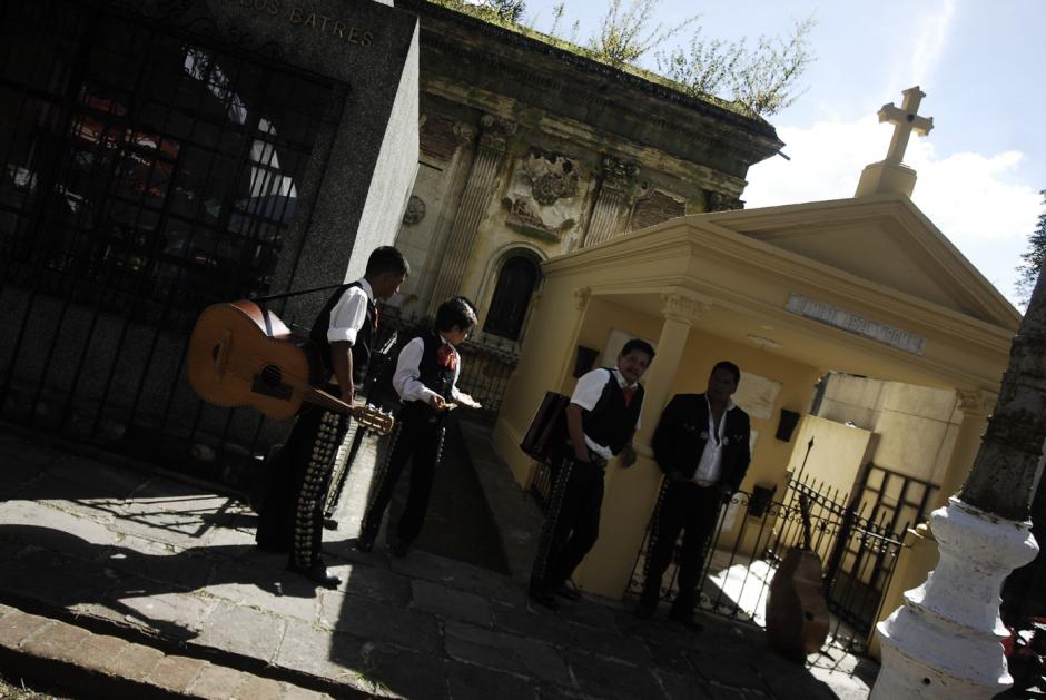 Los grupos de mariachi no pueden faltar en una fecha como &eacute;sta, en donde las canciones rinden tributo a los que ya no est&aacute;n. Foto: Jes&uacute;s Alfonso