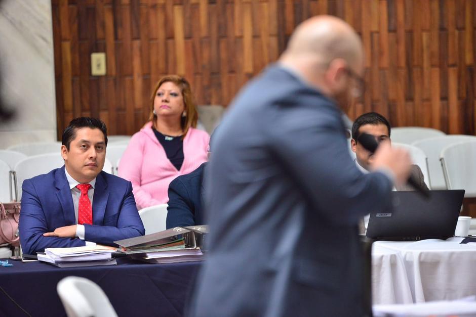 Mario Cano escucha a su abogado defensor. (Foto: Jes&uacute;s Alfonso/Soy502)