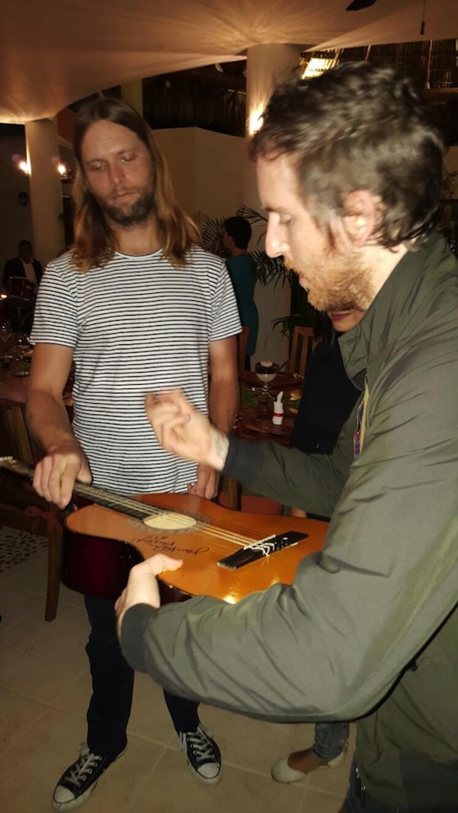 James Velantine y Jesse Carmichael, integrantes de la banda de rock Maroon 5, firman autógrafos a sus fanáticos en su estadía en Guatemala. (Foto: Soy502)&nbsp;