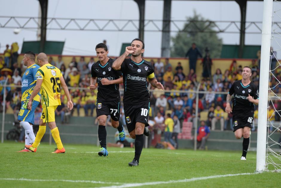 El "Moyo" Contreras anot&oacute; dos veces en el triunfo de Comunicaciones visitando a Marquense. (Foto: Sergio Mu&ntilde;oz/Nuestro Diario)