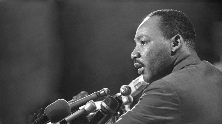 Martin Luther King, Jr. (Atlanta, 15 de enero de 1929 &ndash; Memphis, 4 de abril de 1968) fue un pastor estadounidense de la iglesia bautista que desarroll&oacute; una labor crucial en Estados Unidos al frente del Movimiento por los derechos civiles para los afroamericanos y que, adem&aacute;s, particip&oacute; como activista en numerosas protestas contra la Guerra de Vietnam y la pobreza en general.
