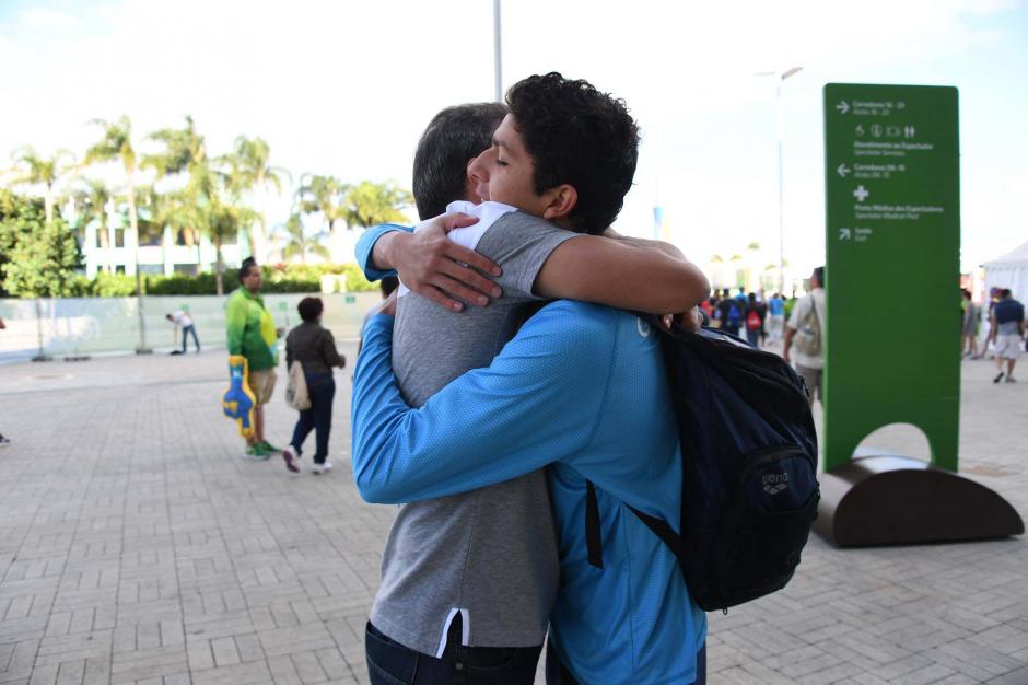 Abrazo del alma. Don Miguel Martínez saludó efusivamente a su hijo, Luis Carlos. (Foto: Aldo Martínez/Enviado de Nuestro Diario)