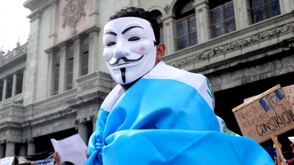 En Guatemala 9 extra&ntilde;os en Facebook convocaron a las mayores protestas en la Historia de Guatemala durante a&ntilde;os. &nbsp;(Foto:&nbsp;Tim Rogers/ Fusion.net)