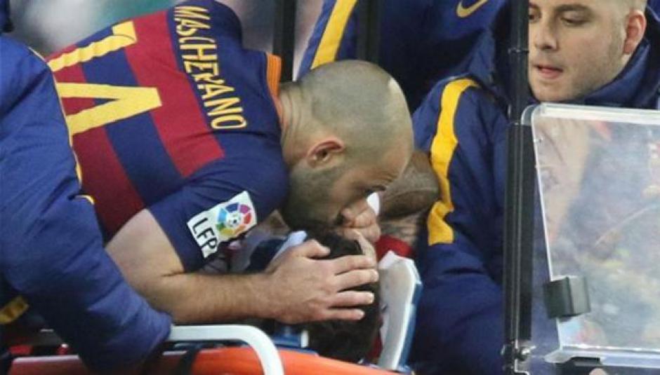 Este fue el gesto de Mascherano a su compa&ntilde;ero de Selecci&oacute;n argentina Augusto Fern&aacute;ndez. (Foto: Twitter)