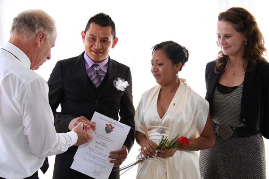 El alcalde de la ciudad de Guatemala, Alvaro Arz&uacute;, y su esposa Patricia, celebran matrimonios colectivos el primer viernes de cada mes. (Foto: muniguate.org)