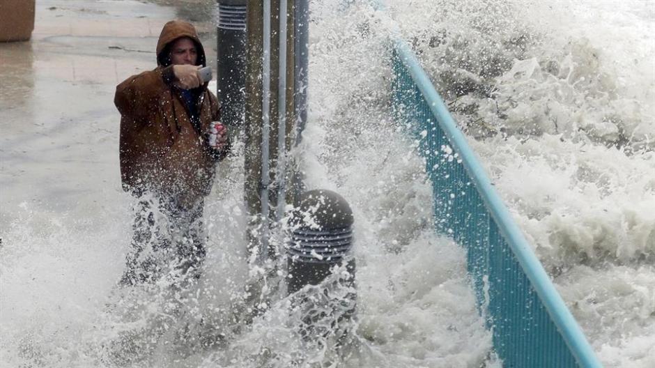 Un intr&eacute;pido hombre se hace una "selfie" en medio de los fuertes vientos. (Foto: lanacion.com.ar)