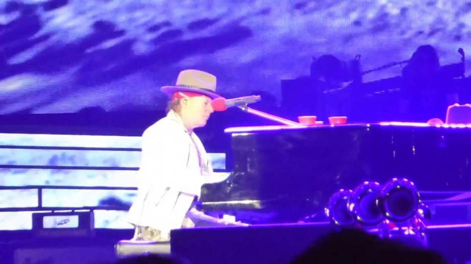 Un fantasma parece entrometerse durante la interpretaci&oacute;n de "November Rain". (Imagen: captura de YouTube)