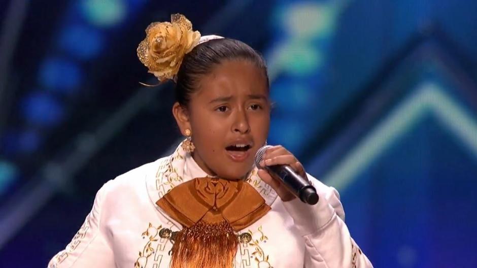 La ni&ntilde;a hizo que los jueces se levantaran de su silla para aplaudir su interpretaci&oacute;n musical. (Captura YouTube)