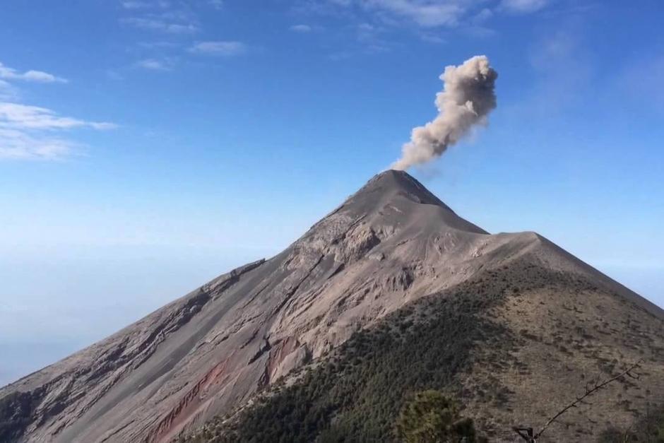 Las condiciones clim&aacute;ticas de este s&aacute;bado han impedido observar claramente la actividad del volc&aacute;n. (Foto: Youtube)&nbsp;