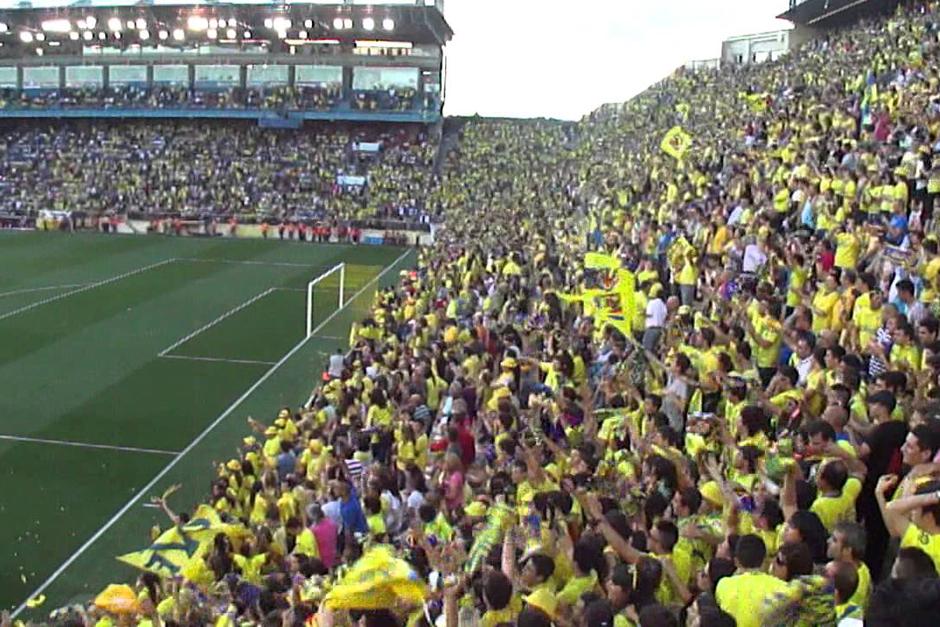 El Villarreal sancion&oacute; de por vida al aficionado que tuvo un gesto racista con Dani Alves. (Foto: Youtube)