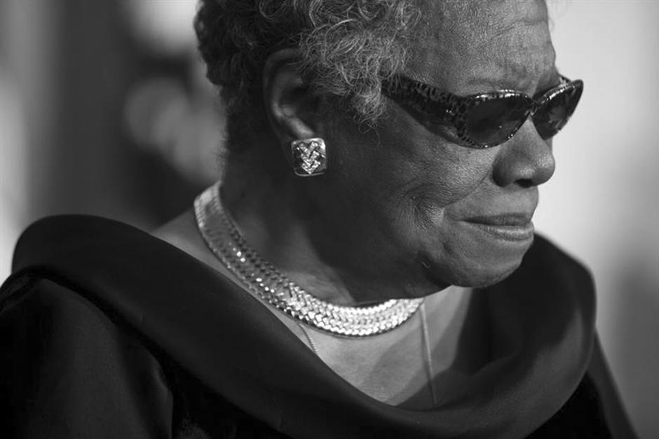 Fotograf&iacute;a del 15 de febrero del 2011 que muestra a la escritora Maya Angelou durante la ceremonia de entrega de la Medalla de la Libertad, el honor civil de m&aacute;s alto rango entregado en el pa&iacute;s, y que Angelou recibi&oacute; por su labor en materia de derechos civiles, en la Casa Blanca. (Foto: EFE)