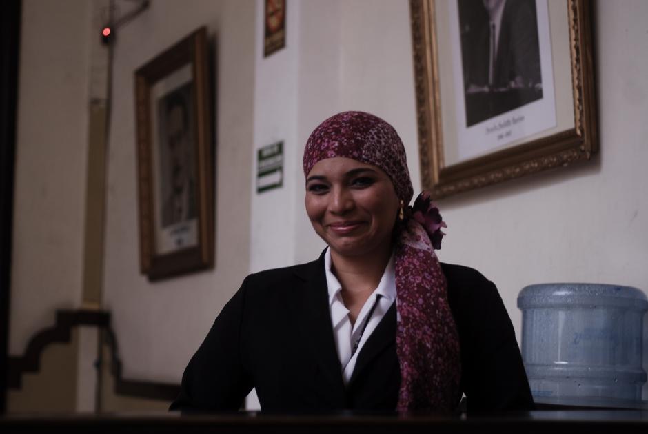 Desde su escritorio en el Congreso, Mayra atiende a los ciudadanos con una sonrisa. Jes&uacute;s Alfonso.