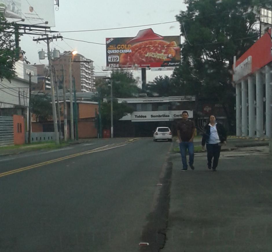 Esta es la fotograf&iacute;a del Mazda blanco que estaba hostigando a la chica aferrada a su bolso, la ma&ntilde;ana del 20 de octubre de este a&ntilde;o. (Archivo del celular de Andr&eacute;s Fonseca)