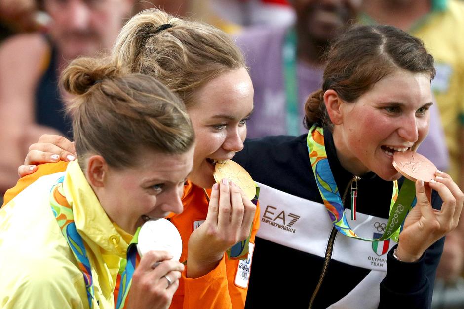 Los atletas ol&iacute;mpicos muerden las medallas para poner a prueba la pureza del oro. (Foto: www.mundotkm.com) 