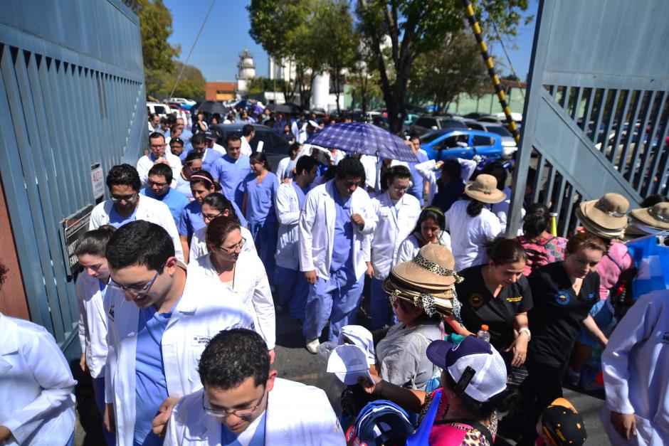 M&eacute;dicos residentes de distintos hospitales del pa&iacute;s, efectuaron una manifestaci&oacute;n para exigir el pago de salarios atrasados. (Foto: Wilder L&oacute;pez/Soy502)