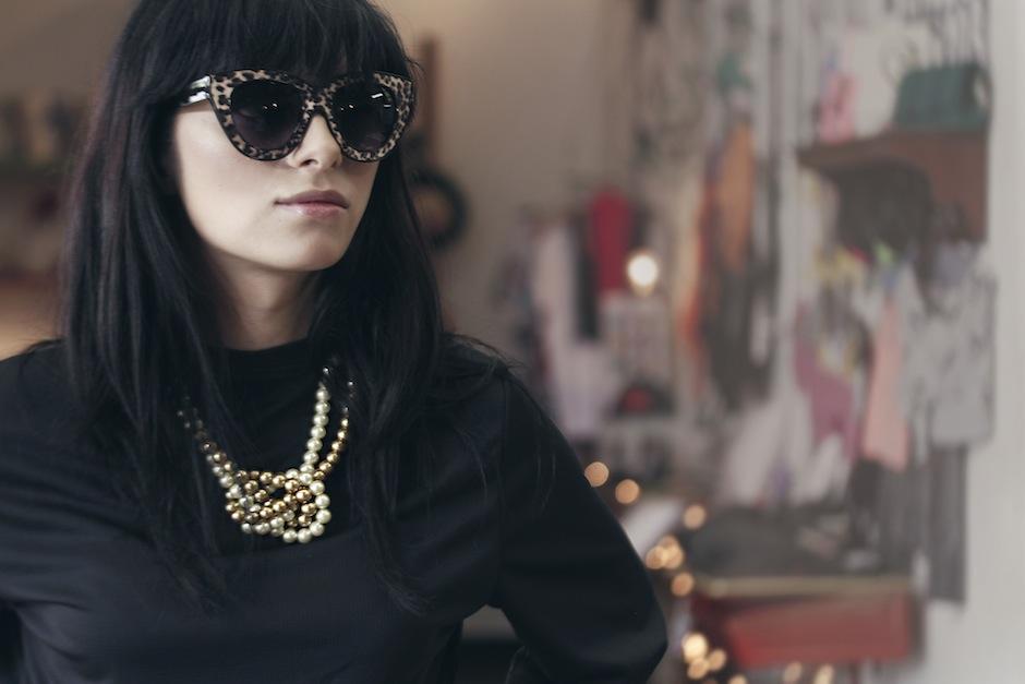 La elegancia retro es protagonista en este collar aperlado bicolor. (Foto: Sarah Caroline Muller)