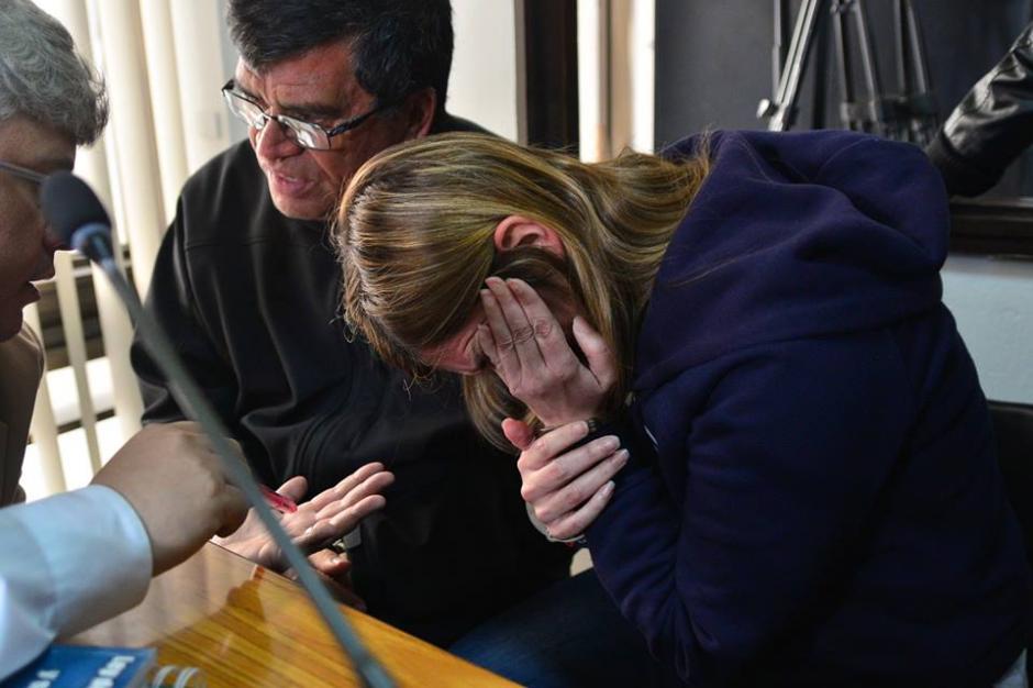 La sobrina del exjefe edil mantuvo el rostro agachado y cubierto por el cabello durante la audiencia. (Foto Wilder L&oacute;pez/Soy502)