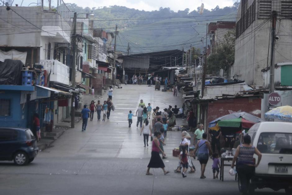 Los comerciantes y vecinos se vieron afectados por el cierre del mercado. (Foto: Manuel Castillo/Nuestro Diario)