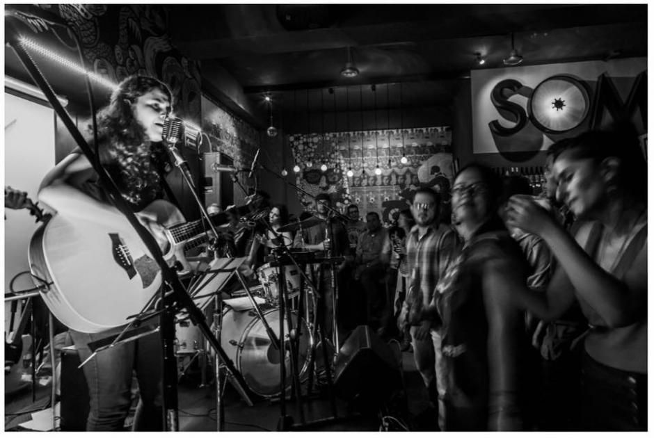 La cantautora Mercedes Escobar interpret&oacute; "La Llorona" junto a un m&uacute;sico muy especial. (Foto: El Atico Bar)