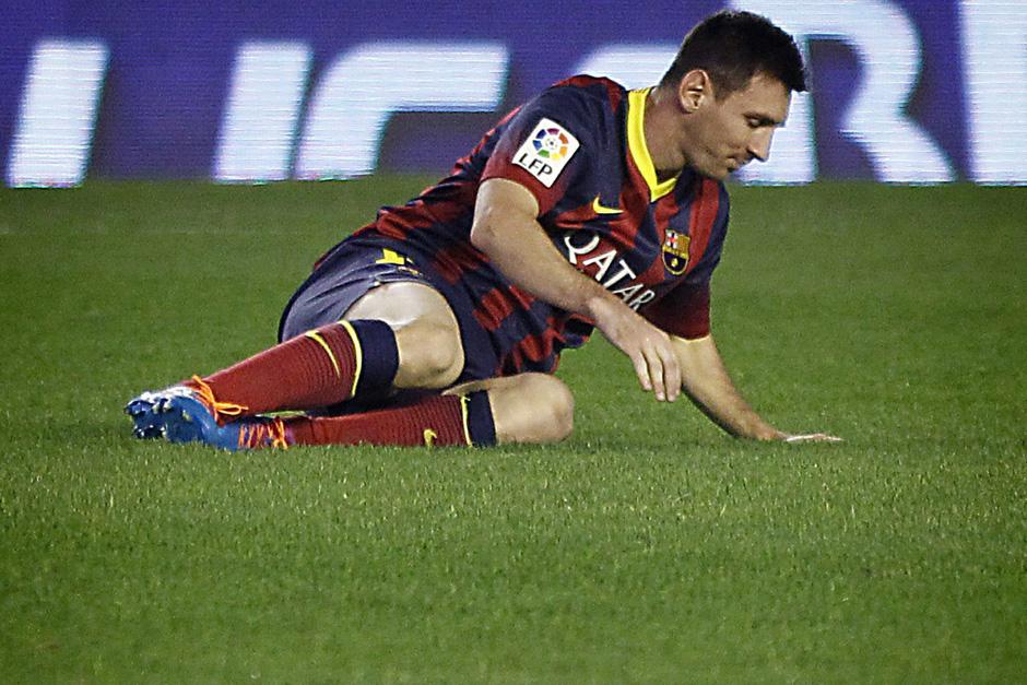 Messi le dijo adi&oacute;s al 2013 pues podr&aacute; regresar a jugar hasta el pr&oacute;ximo a&ntilde;o. (Paco Puentes/EFE)