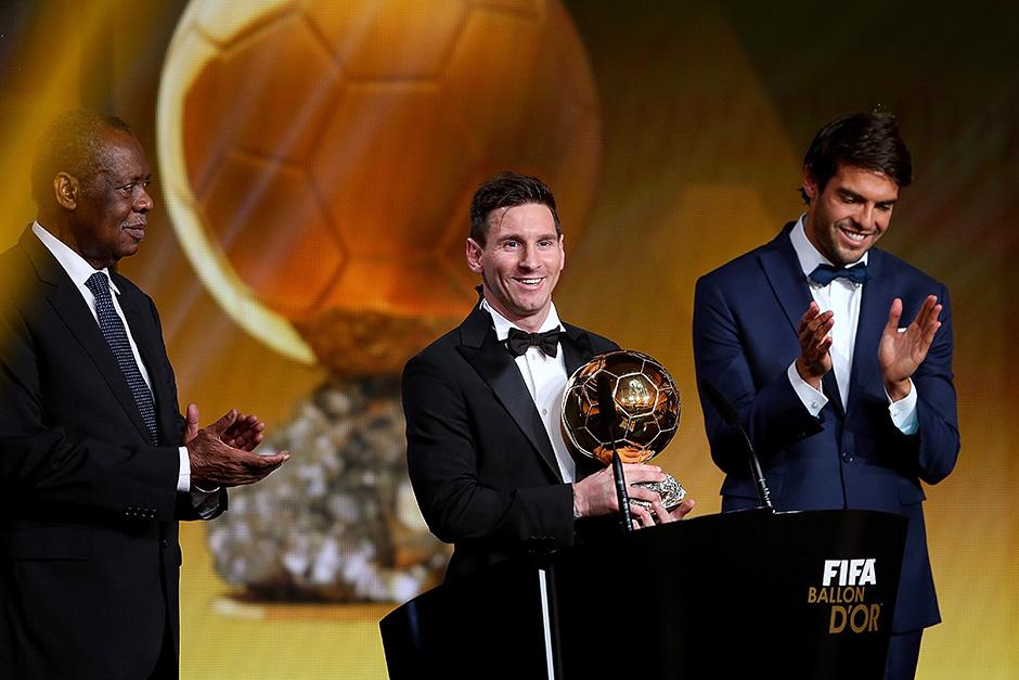 Messi agradeció al fútbol por darle "todo en la vida", tras recibir de manos de Kaká, el Balón de Oro 2015. (Foto: Getty)