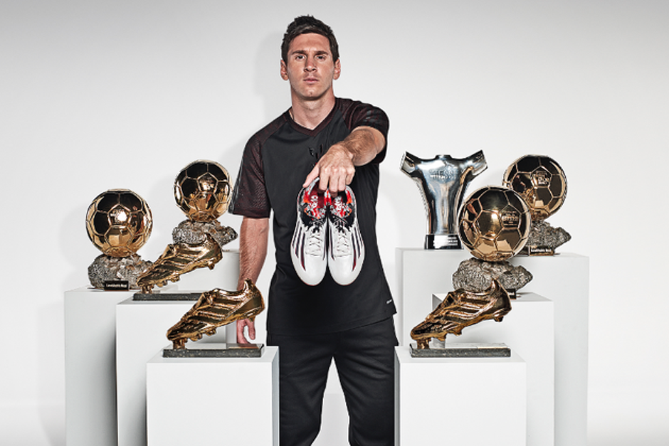 Messi presenta sus nuevas zapatillas, las cuales utilizar&aacute; en el juego ante el Real Madrid. (Foto: thesportbible.com)