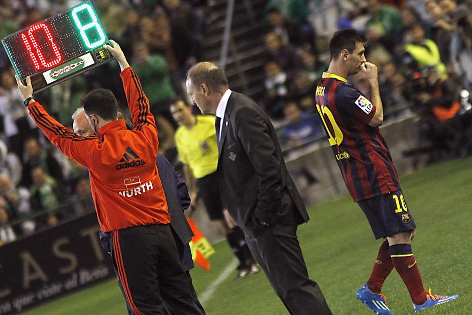 Apenas 22 minutos jug&oacute; Lionel Messi ayer en el encuentro entre el Betis y el Barcelona. Messi regresar&aacute; hasta el 2014. (Paco Fuentes/EFE)