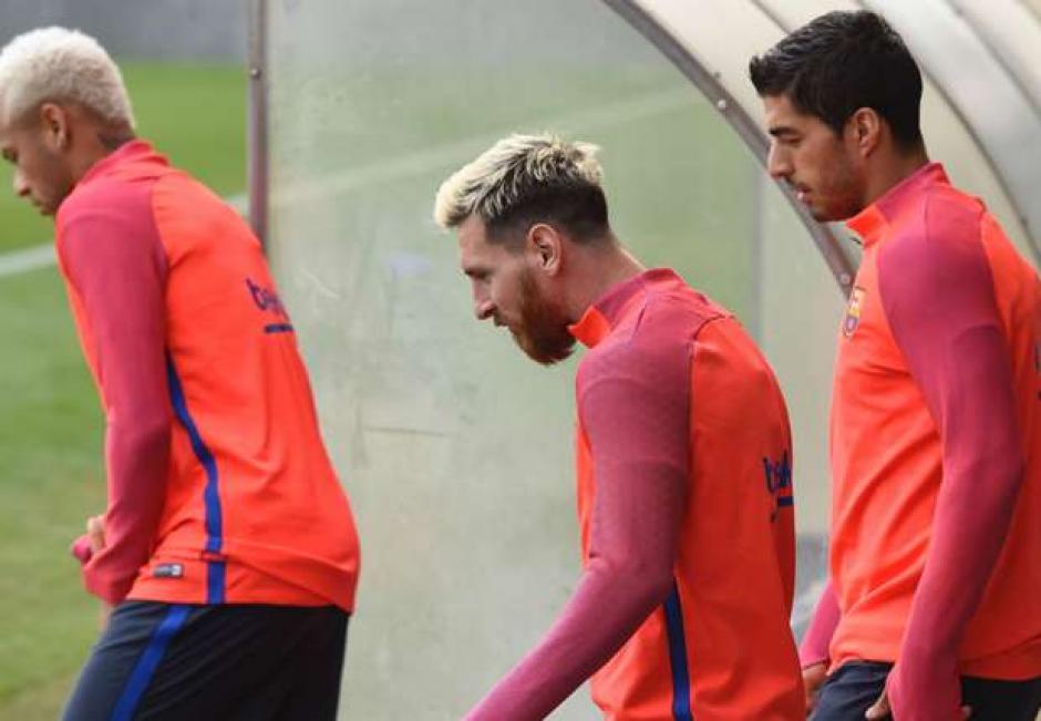 Messi, Neymar y Su&aacute;rez recibieron un baile del resto de sus compa&ntilde;eros en el entrenamiento. (Foto: Goal.com)