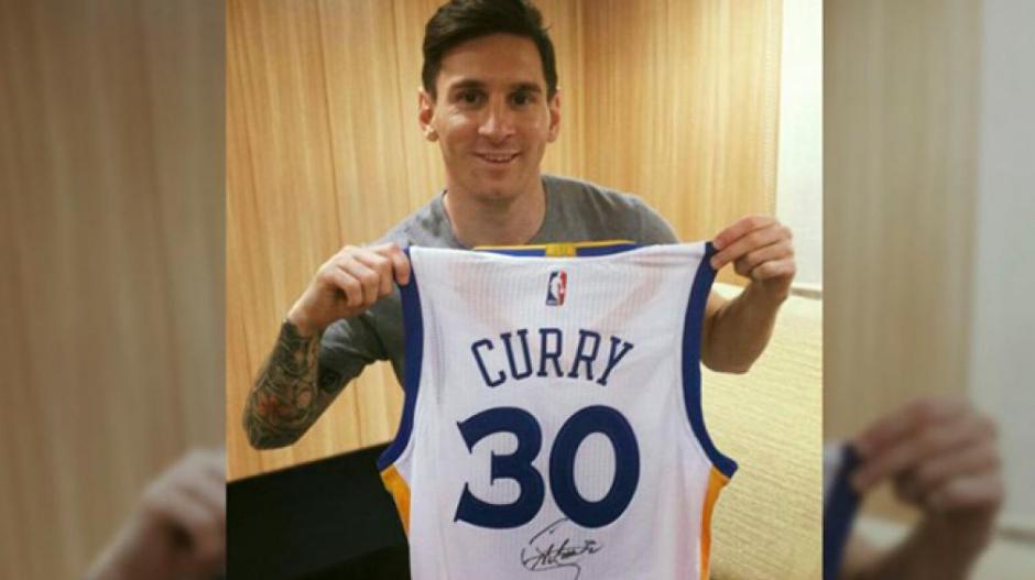 Messi hab&iacute;a recibido antes una camisa firmada por Curry. (Foto: Twitter)
