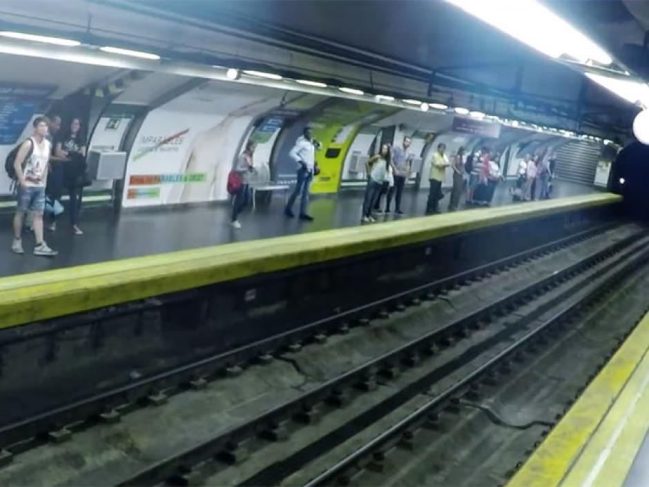 El extra&ntilde;o suceso se registr&oacute; en una estaci&oacute;n de metro en Espa&ntilde;a. (Foto: Excelsior)