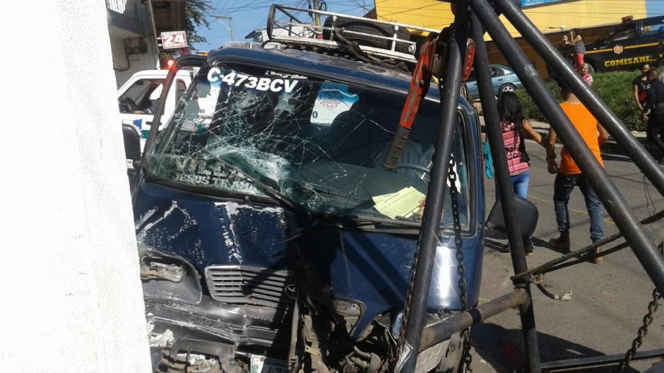 Un microb&uacute;s impact&oacute; contra una parada en Ciudad Peronia, Villa Nueva. (Foto: @CBMDEPTAL)