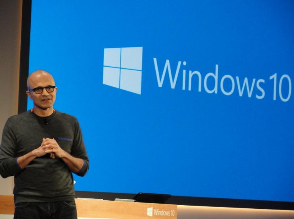 El jefe ejecutivo de Microsoft, Satya Nadella, promociona Windows 10 y HoloLens en un evento de prensa en el campus principal de Redmond, Washington. (Foto: AFP)