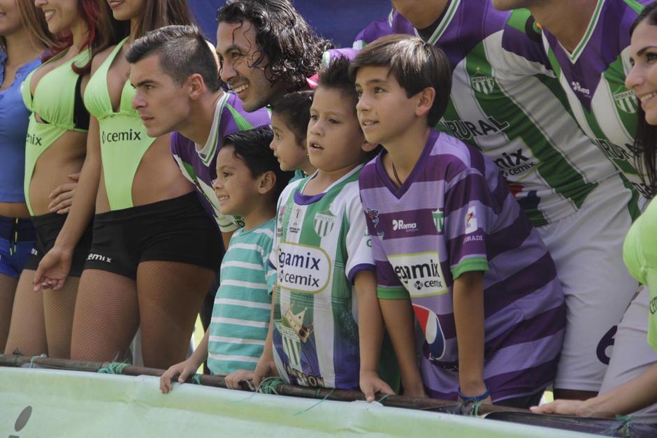 Primero, Miguel (el ni&ntilde;o al frente, con la camisola verde de Antigua) apareci&oacute; con el equipo local. (Foto: Fredy Hern&aacute;ndez/Soy502)