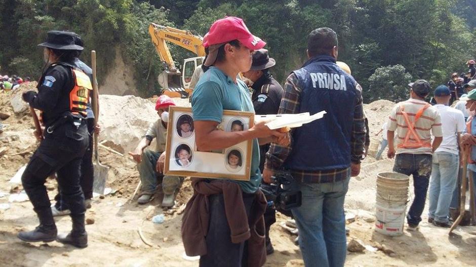 ¿Cómo imaginar el dolor de él y decenas de familiares que recorrían la zona de la tragedia con fotos en mano? La mostraban a los rescatistas con la esperanza de que si los veíamos, pudiéramos reconocerlos. (Foto: Mike Girón)