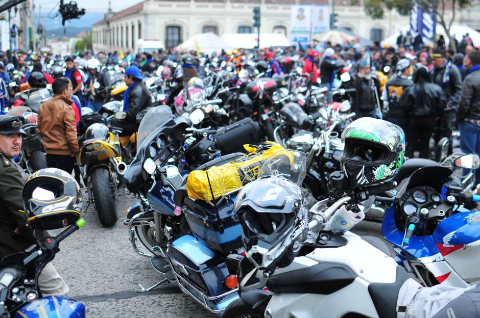 Cientos de motociclistas esperan el banderazo de salida para la Caravana del Zorro 2016.&nbsp;(Foto: Alejandro Bal&aacute;n/Soy502)