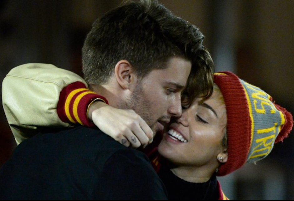 La cantante estadounidense Miley Cyrus ya no teme ser vista en público cariñosamente junto a Patrick Schwarzenegger, hijo del famoso ex gobernador de California, Arnold Schwarzenegger. (Foto: AFP)&nbsp;