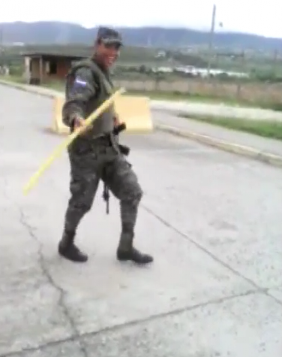 El video de un militar hondure&ntilde;o que baila con un bast&oacute;n se ha viralizado en redes sociales. (Foto: Captura de Imagen)