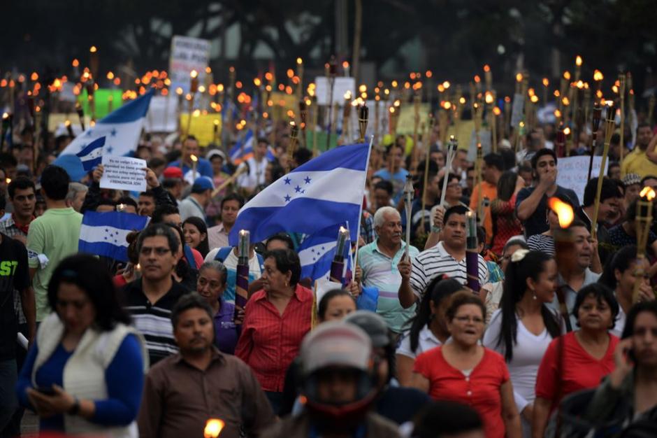 Los manifestantes se movilizaron en el bulevar Moraz&aacute;n hacia las instalaciones de Embajada de los Estados Unidos en Honduras. &nbsp;(Foto: El Heraldo/Honduras)&nbsp;&nbsp;