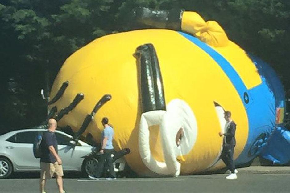 Un Minion de m&aacute;s de doce metros de alto obstaculiz&oacute; una concurrida carretera en Dubl&iacute;n. (Foto: irishmirror.ie)