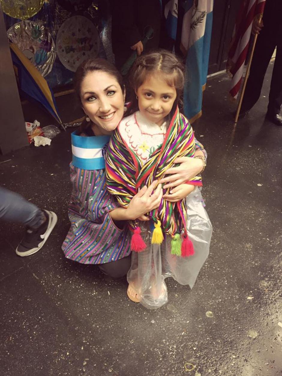 Mirciny particip&oacute; en el Desfile de la Hispanidad. (Foto: Facebook/Mirciny Moliviatis)