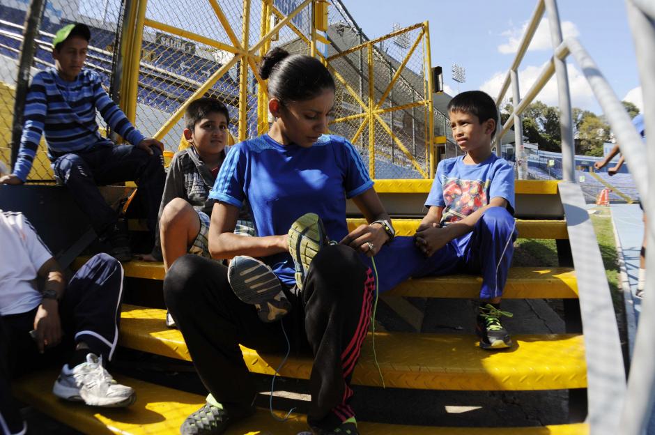 Mirna Ortiz trata de compartir con sus hijos el amor por el deporte. (Foto: Pedro Pablo Mijangos/Soy502)