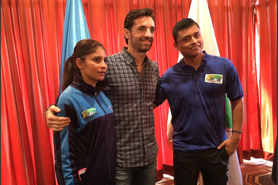 Mirna Ortiz y Erick Barrondo con su entrenador Francisco Fern&aacute;ndez en conferencia de prensa. (Foto: Luis Barrios/Soy502)