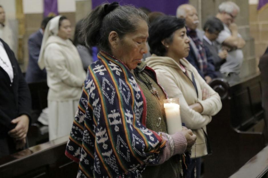 Con veladoras muchas personas pidieron por las ni&ntilde;as fallecidas. (Foto: Alejandro Balan/Soy502) 
