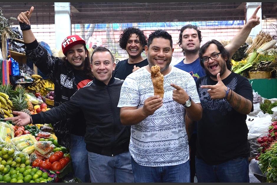 Los Miseria Cumbia Band celebran el lanzamineto de su disco "Cumbia Popular" con un pedazo de chicharr&oacute;n. (Foto: Selene Mej&iacute;a/Soy502)&nbsp;